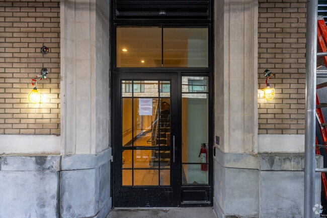 Entrada - 67 Vestry St