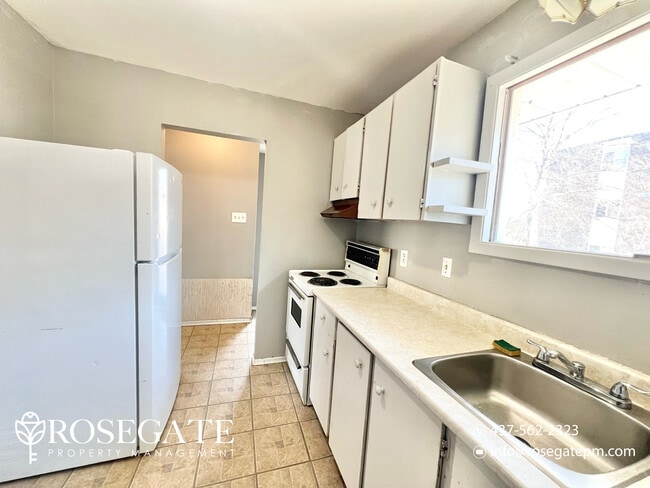 Photo - Bright 2-Bedroom Multiplex Unit with Parking in London! Unit 1