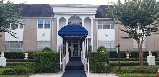 Building Photo - 2701 Bellefontaine Unit B3