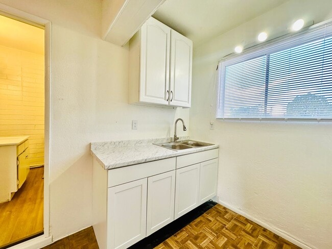 Photo - RogerRd237-243 Unit Roger239-3