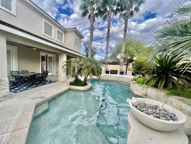 Photo - Luxurious 5-Bed, 4-Bath Fully Furnished Ho...