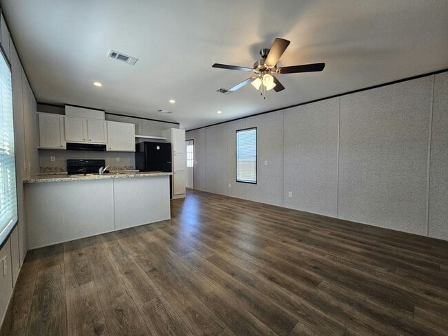 Photo - 553 Suwanee Dr