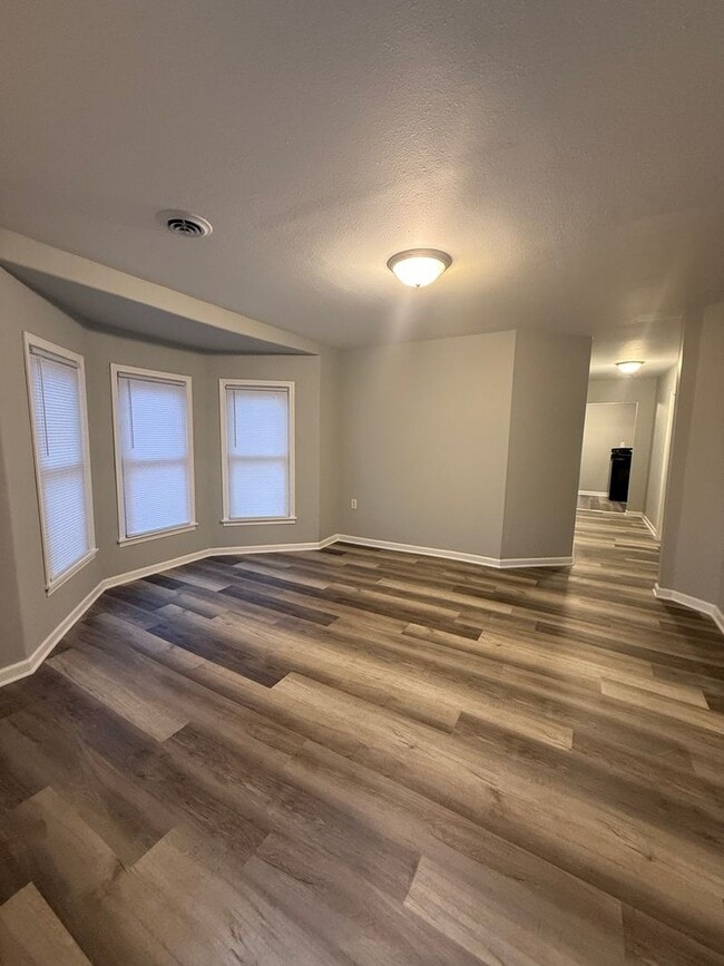 Building Photo - 406 S Oak St