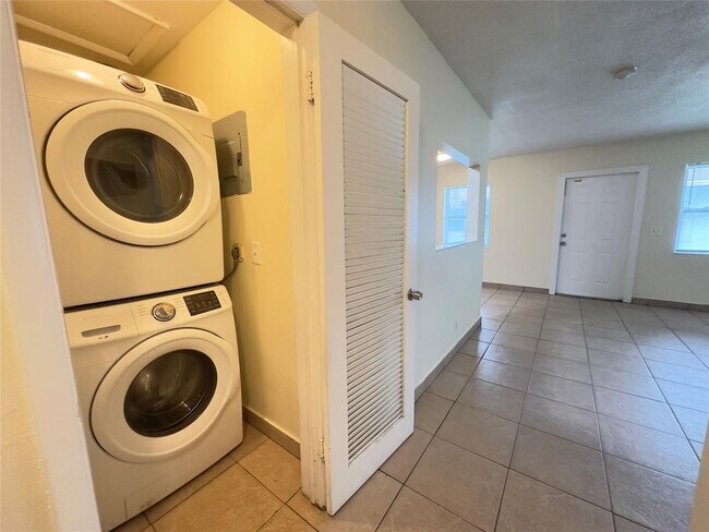 Photo - 251 NE 40th St