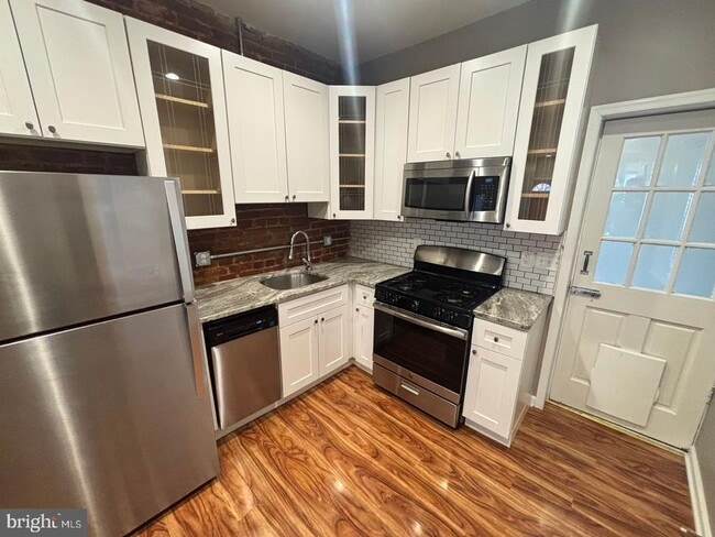 Photo - 845 Mercer St