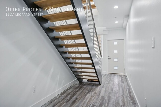 Photo - 1127 Leopard St