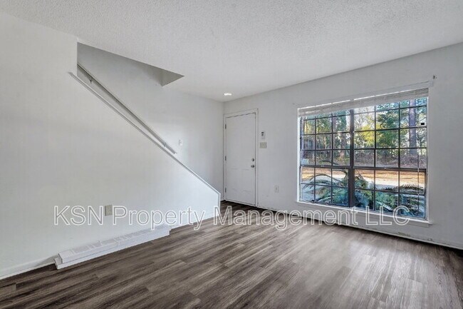 Photo - 2220 E Victory Dr
