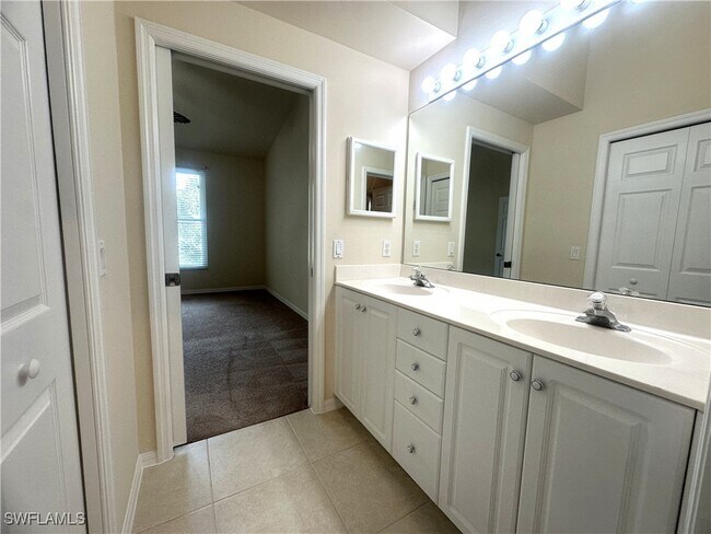 Building Photo - 1320 Charleston Square Dr Unit 203