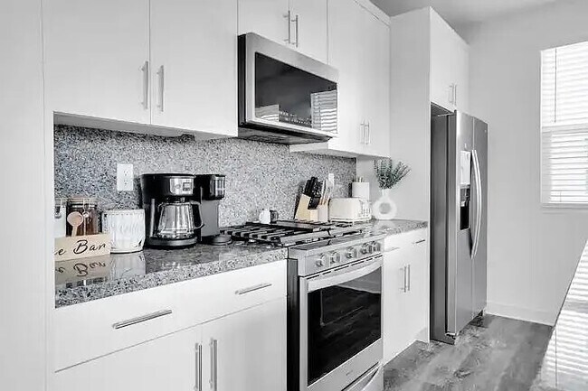 Kitchen - 2003 W Bushell St