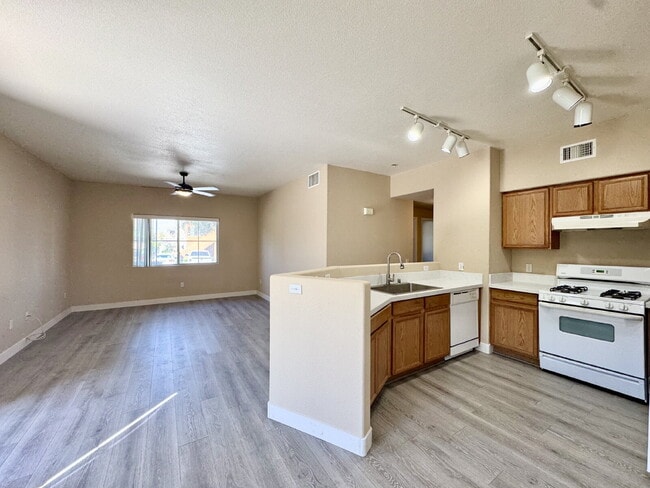Photo - DOWNSTAIRS CONDO | GATED COMMUNITY | CENTENNIAL HILLS | UPDATED 3 BEDROOM Unidad #1181
