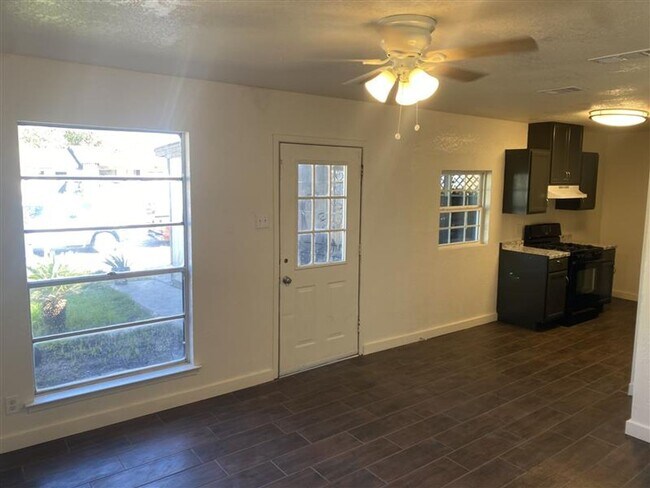 Photo - 2/1 Townhouse with covered parking