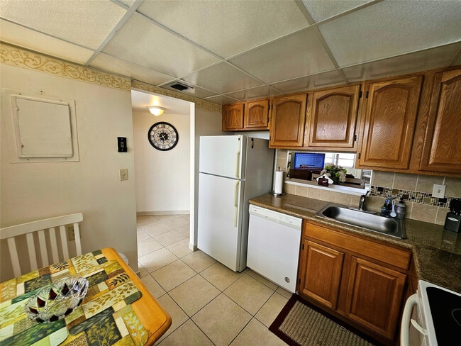 Building Photo - 4899 NW 26th Ct Unit 452