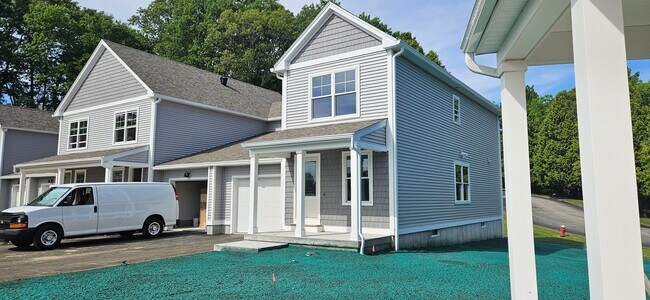 Photo - 719 Putnam Pike