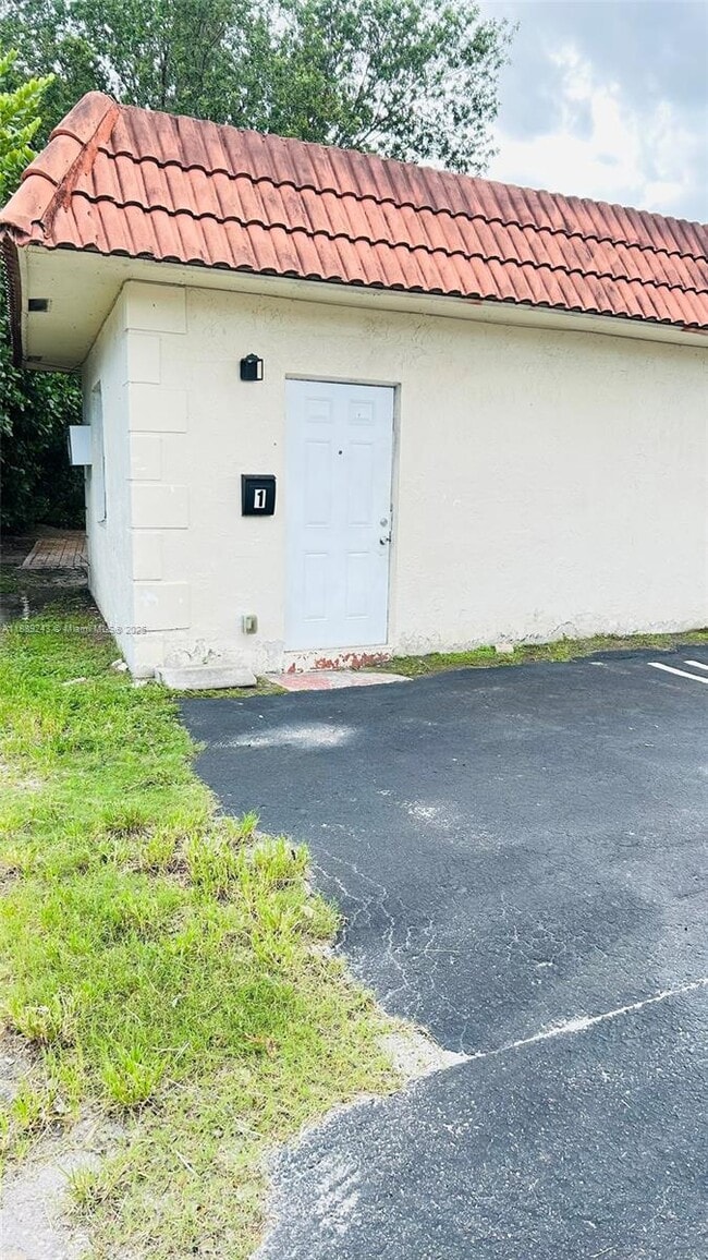 Building Photo - 640 SW 9th Ct Unit 01