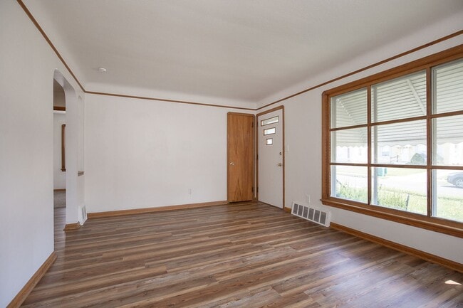 Building Photo - 16011 Maplewood Ave