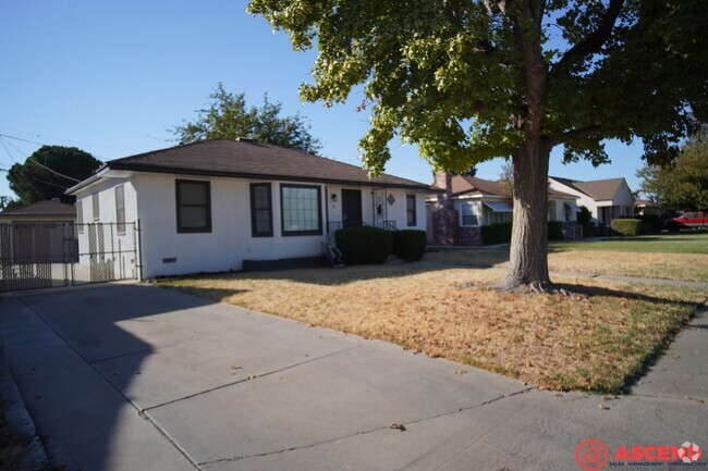 Building Photo - Darling Home in Central Bakersfield!