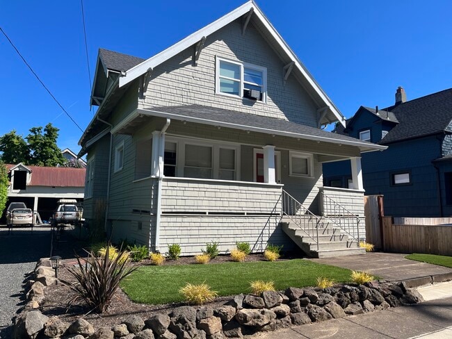Photo - 619 NE Stanton St