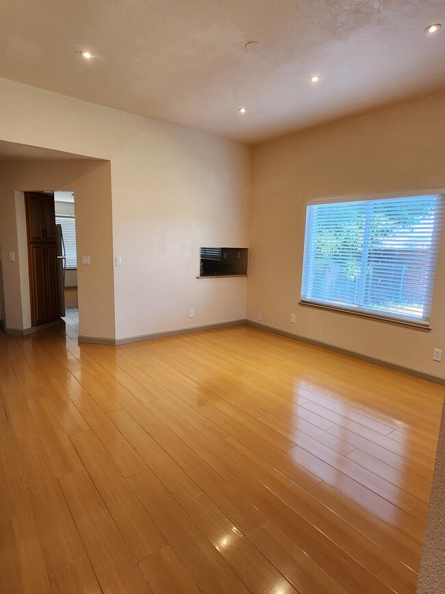 Photo - 4570 Armadale Way