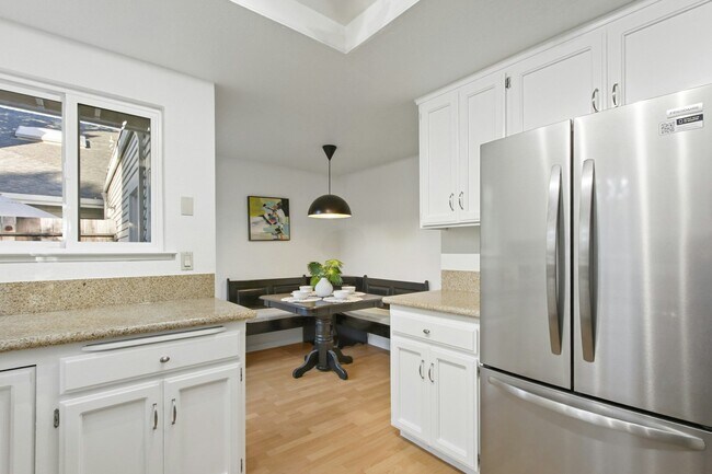 Photo - 325 E 8th St