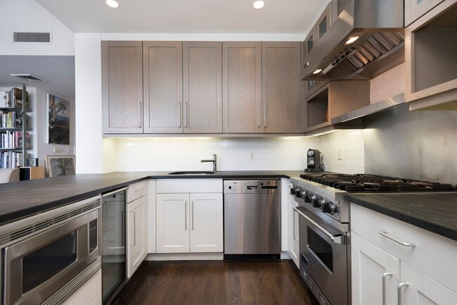 Photo - 161 Grand St