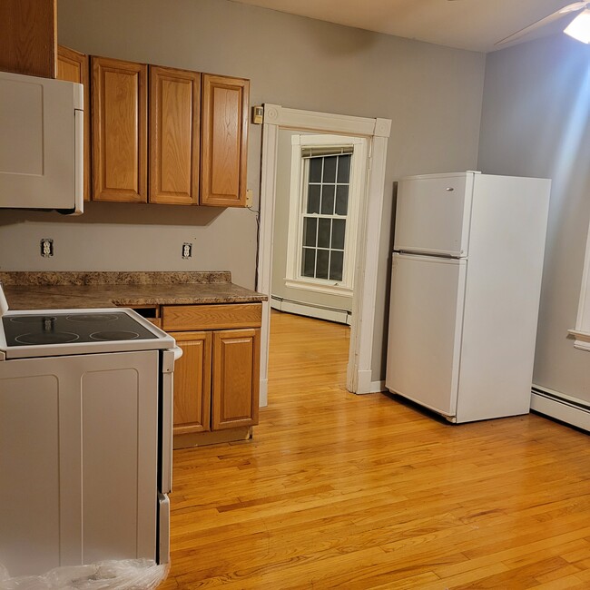 Kitchen looking into dining - 52 Francis St Apartments Unit 1