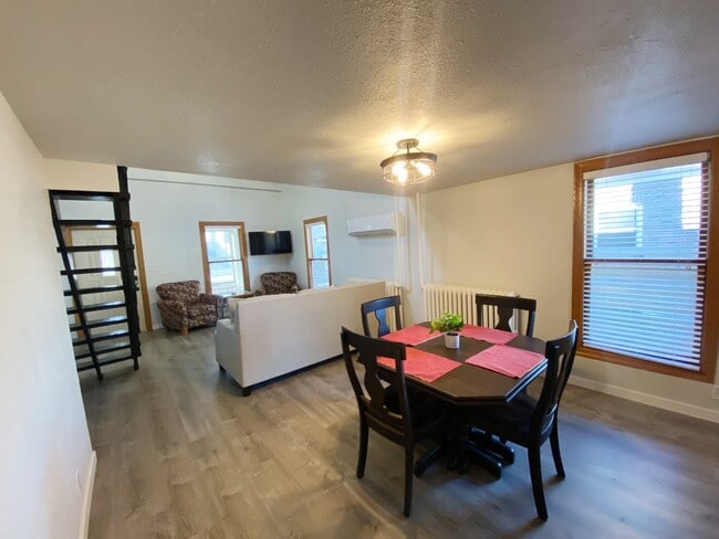 Photo - 345 20th St S