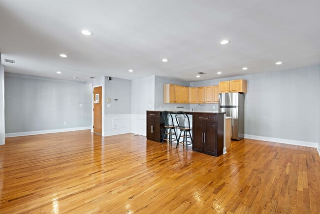 Building Photo - 211-213-213 3rd St Unit 2
