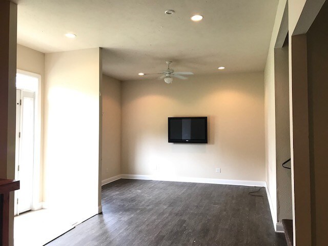 Photo - 323 W Walnut St