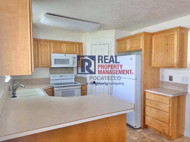 Photo - MOVE IN SPECIAL - 5 Bedroom 3.5 Bath Duplex - 2 car garag