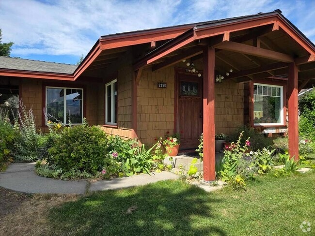 Building Photo - Adorable 2 bedroom house for rent in quiet...