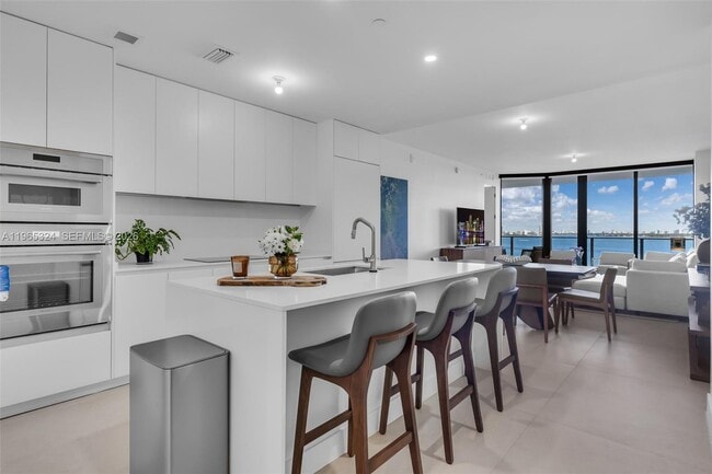 Photo - 700 NE 24th St Unidad 1203