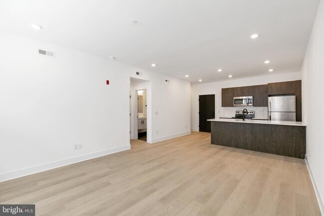 Building Photo - 3045-51 Richmond St Unit 207 Rental