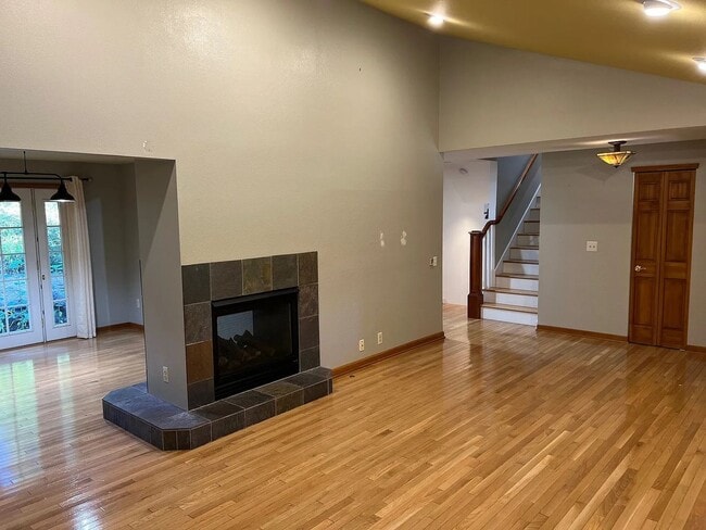 Photo - CUSTOM 3BD 2.5BA HARDWOOD FLOORS THROUGHOUT