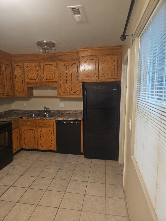 Photo - "Charming 2-Bed Townhouse Retreat on Fleming Road – Spacious Comfort in Charleston!" Unidad B