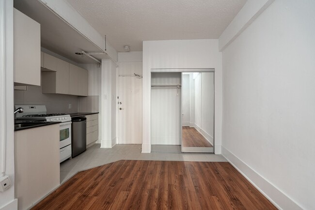 Photo - 160 Huron St Unit 208