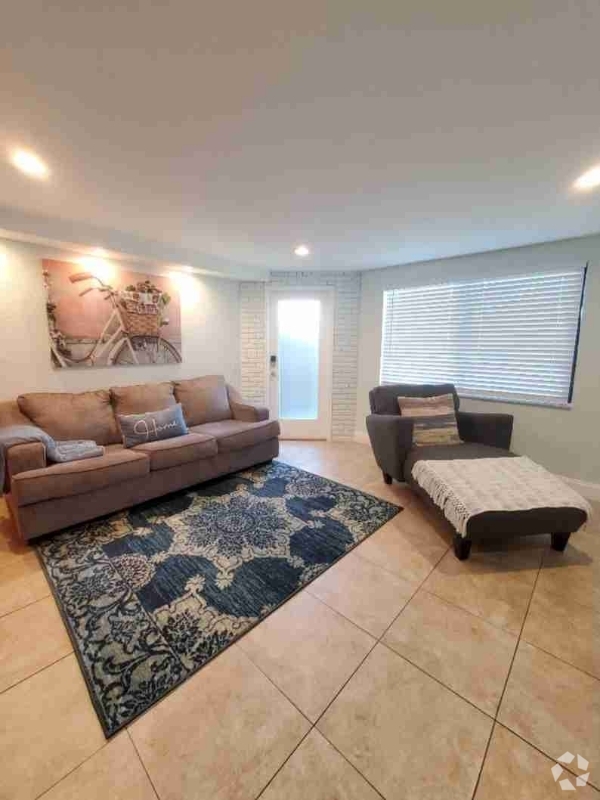 Building Photo - 700 SE 14th Ct Unit 3 Rental
