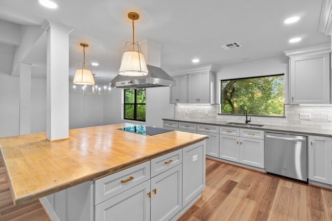 Photo - 128 Schooner