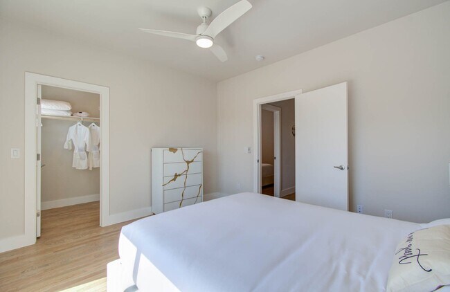 Photo - 5215 Noble St