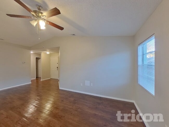 Photo - 1416 Thistledown Dr