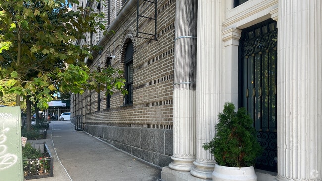 Photo - 870 Riverside Dr