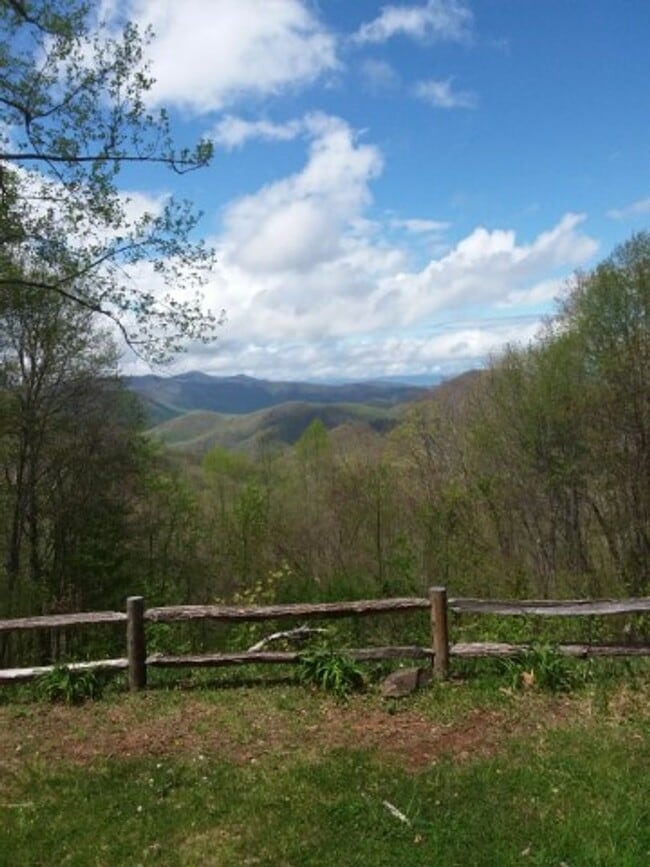 Photo - $1,700 - 2 Bedroom / 2 Bath Fully Furnished Cabin with an Amazing View in the Pumpkintown Community