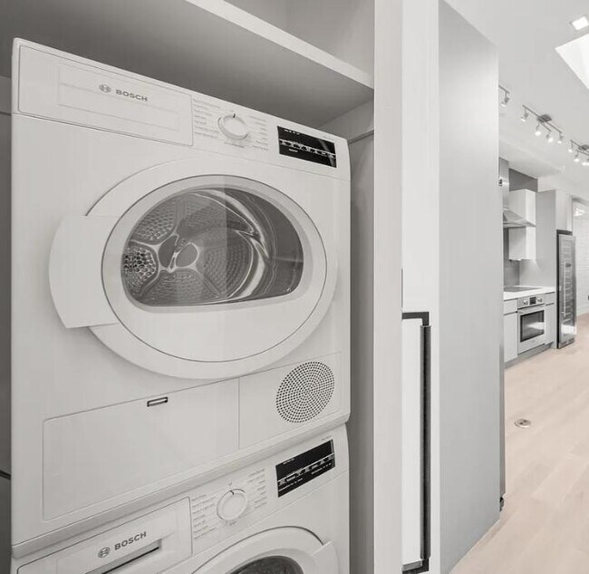 Photo - 547 W 47th St Unit 2