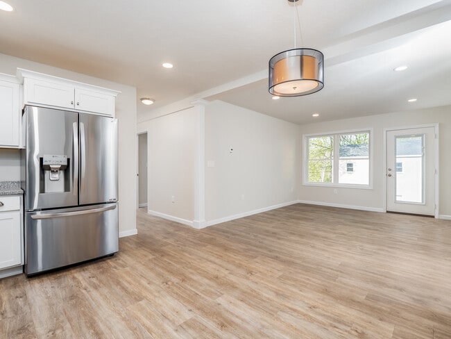 open kit/dining/living - 185 Woodland Ave Unit 185R