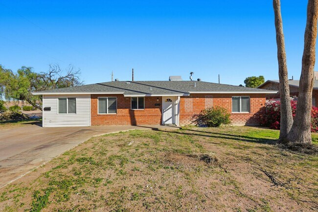 Building Photo - **Charming 3-bedroom, 2-bath Home**