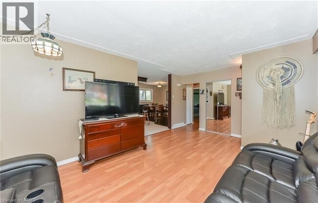 Photo - 362 Victoria Rd N