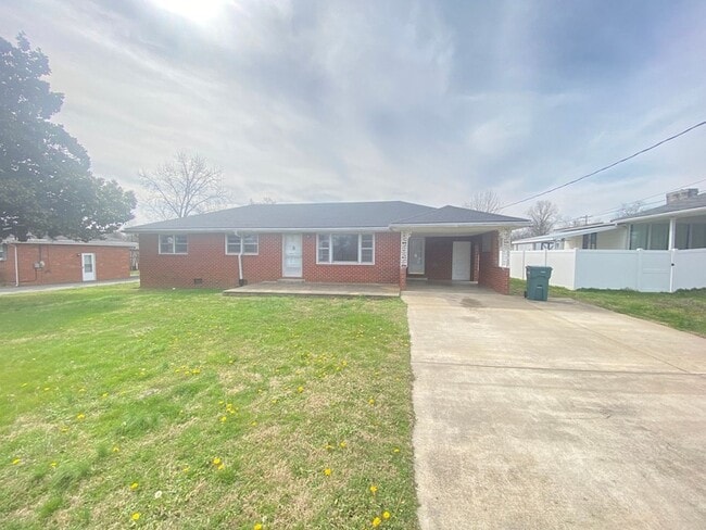 Photo - 404 Vosswood Dr