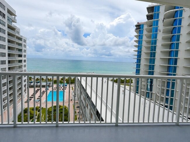 Building Photo - 5401 Collins Ave Unit 832
