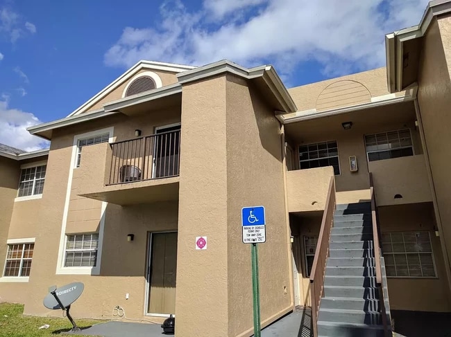 Building Photo - 1881 NW 96th Ter Unit 7G