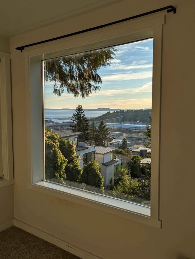 Photo - 2219 11th Ave W