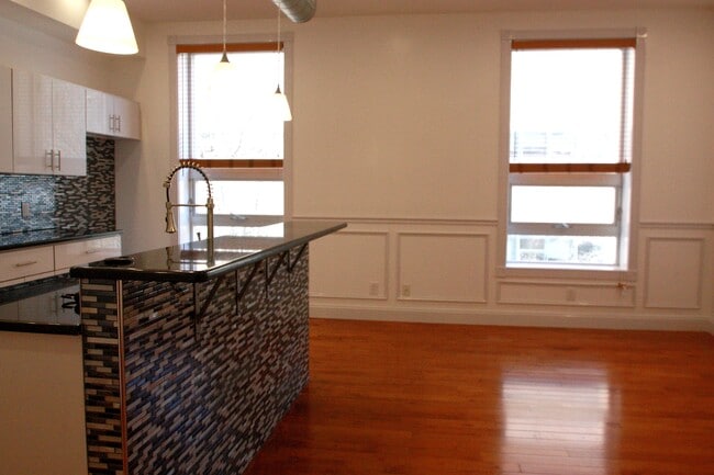 Building Photo - 140 S 11th St Unit 3